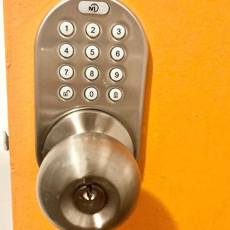 Women Only Rooms - Men Only Rooms - Free Wifi - Coffee Parking - Lockers Майами Экстерьер фото