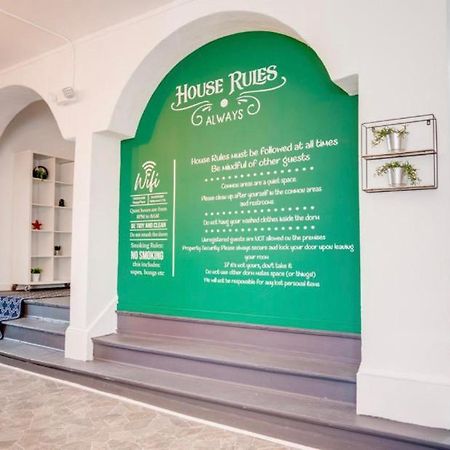 Women Only Rooms - Men Only Rooms - Free Wifi - Coffee Parking - Lockers Майами Экстерьер фото