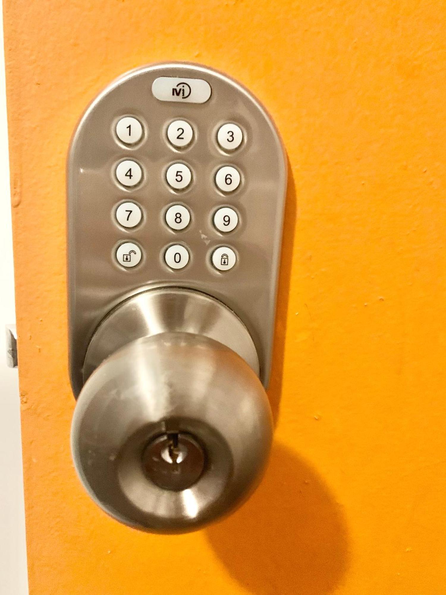 Women Only Rooms - Men Only Rooms - Free Wifi - Coffee Parking - Lockers Майами Экстерьер фото